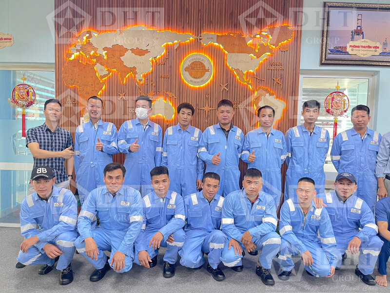 Thuyền viên chuẩn bị nhập tàu